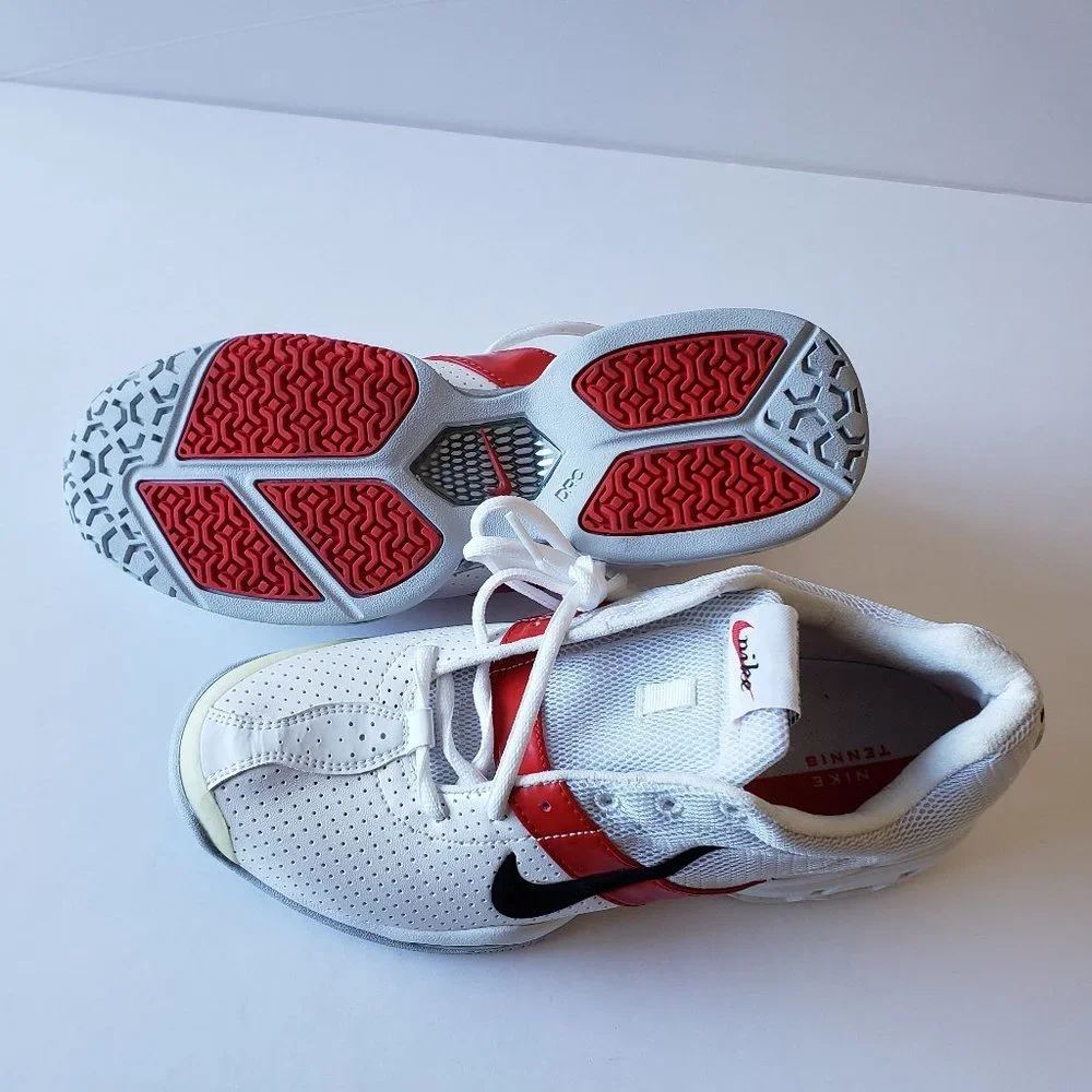 Unworn Nike Tennis Shoe - Size 11 - Picture 3 of 4